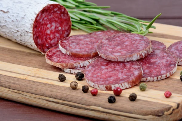 Salame delicioso na tábua de corte Imagem De Stock