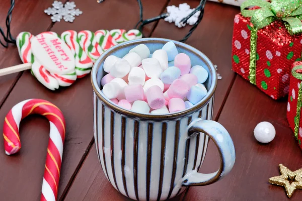 Hot chocolate in a mug and christmas ornament on table — Stock Photo, Image