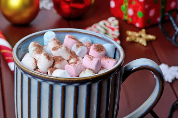 Hot chocolate in a mug on a wood table — Stock Photo, Image