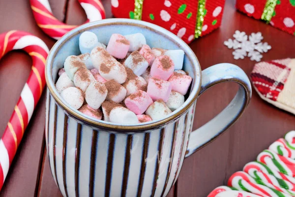 Heiße Schokolade im Becher mit buntem Eibisch und Weihnachtsschmuck — Stockfoto