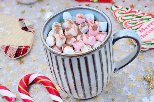 Heiße Schokolade im Becher und Weihnachtsschmuck auf dem Tisch — Stockfoto