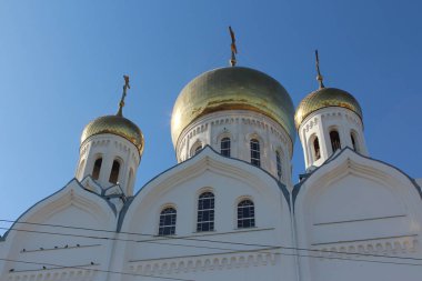 Tanrı 'ya adanmış ve ibadet için tasarlanmış bir bina.