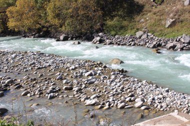 Dağ nehri sonbaharda çok güzeldir.