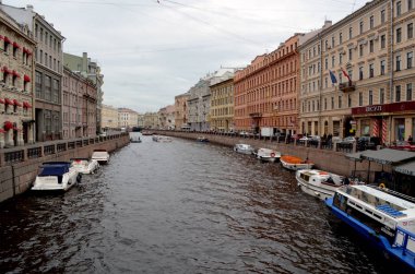 Nevsky 'den Moika nehrinin manzarası, turist tekneleri, Saint-Petersburg, Rusya