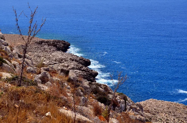 Güzel deniz manzarası, harika bir manzara. Mavi su ve kayalık sahil güneşli bir günde. Ayia Napa, Cape Greco Ulusal Orman Parkı, Kıbrıs.