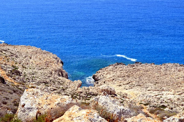 Güzel deniz manzarası, harika bir manzara. Mavi su ve kayalık sahil güneşli bir günde. Ayia Napa, Kıbrıs.