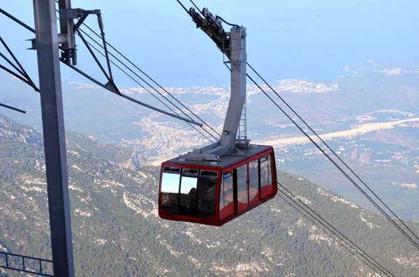 Tahtali Dağı 'nın zirvesine. Kablo Yolu Olimpos. Türkiye 'nin cazibelerinden biri Tahtali Dağı, aynı zamanda Lycian Olympus, Kemer, Türkiye