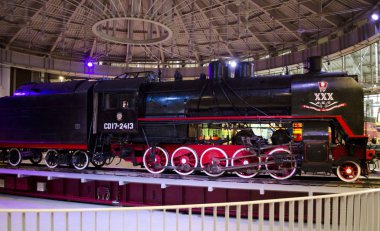 St. Petersburg, Rusya - 17 Kasım 2019: Rusya 'daki en büyük demiryolu ekipmanı müzesi. Yük lokomotifi 17-2413. Rusça metin - Vlksm, 30 yıl, Krasnoyarsk lokomotif yapımcılarından, 1948