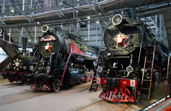 St. Petersburg, Rusya - 17 Kasım 2019 Rusya Demiryolu Müzesi. Retro trenler koleksiyonu. Buharlı lokomotiflerin sergilenmesinin bir parçası. Rus metni - 12. Vlksm Kongresi onuruna