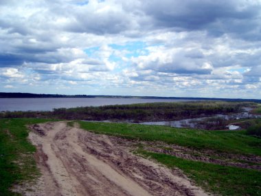 Nehre giden kum yolu. Güzel bulutlu gökyüzü.