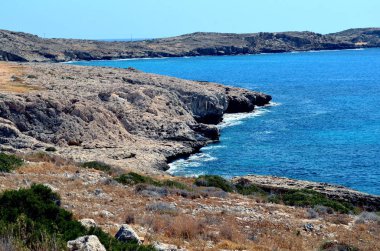 Güzel deniz manzarası, harika bir manzara. Mavi su ve kayalık sahil güneşli bir günde. Ayia Napa, Kıbrıs.
