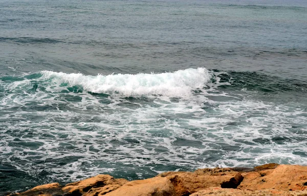 Rüzgarlı havada deniz. Deniz dalgası. Güzel bir deniz arka planı. Kıbrıs
