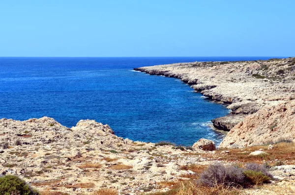 Nádherný Výhled Moře Modrá Voda Skalnaté Pobřeží Jasného Slunečného Dne — Stock fotografie