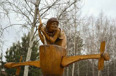 Havanda süpürgeyle Baba Yaga 'nın ahşap heykeli. Masal karakteri Baba Yaga.