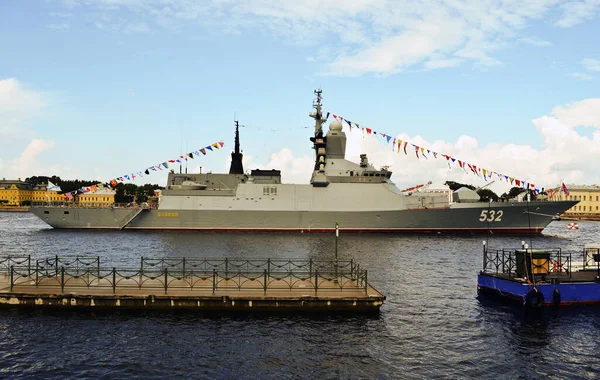 Aziz PETERSBURG, RUSSIA - 31 Temmuz 2016: Neva nehrinde Corvette 