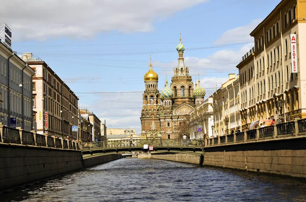 St. PETERSBURG, RUSSIA - MAYIS 01, 2012: Şehrin en ünlü kanalı Griboedov Kanalı 'ndan, Kan Dökülen Kurtarıcı Kilisesi' nin görüntüsü. Yazın tarihi Saint Petersburg 'da Griboedov Kanalı' nın seti..