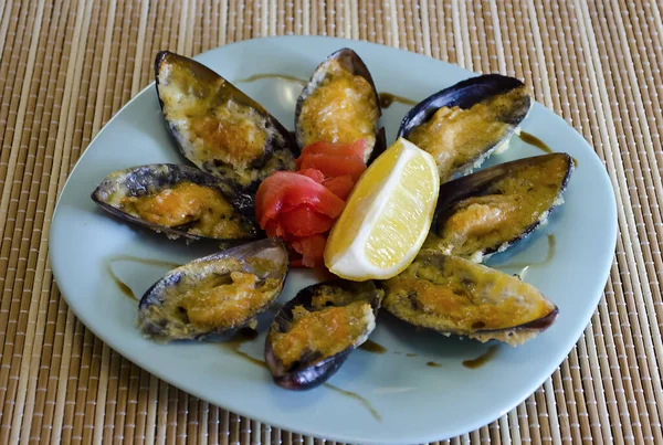 Peynirli, zencefilli ve limonlu midyeler.