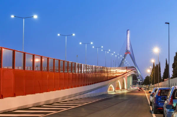 Nova ponte de cabo em Bari. Noite vista moderna da cidade. Sobremesas Imagem De Stock