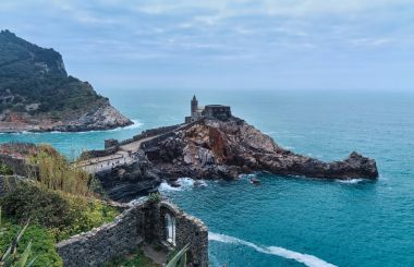 İtalya deniz manzarası eski kale sahil şeridine. Portovenere Liguria se