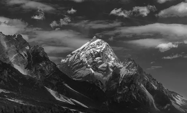 Dramático atardecer de montaña en blanco y negro sobre dolomiti. Cortina. —  Fotos de Stock