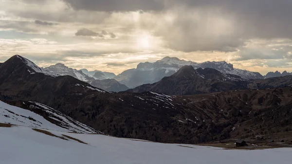 Hegyi táj. Dolomiti cloudscape naplementekor. Twilight — Stock Fotó
