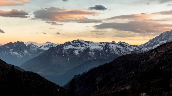 Paysage de montagne. Paysage nuageux de Dolomiti au coucher du soleil. Crépuscule — Photo