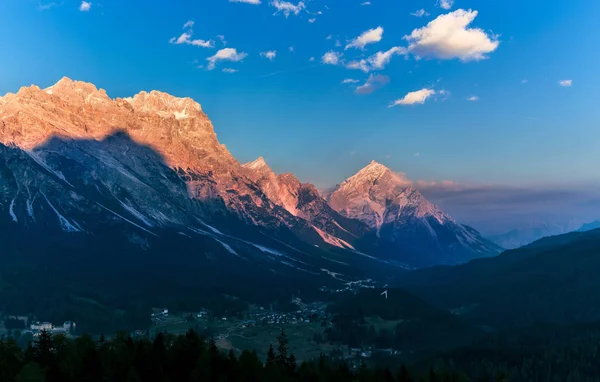 Hegyi táj. Dolomiti cloudscape naplementekor. Twilight — Stock Fotó