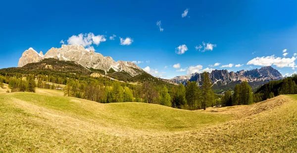 Zomer landschap panorama bergen. Dolomieten Italië. Blu sky een — Stockfoto