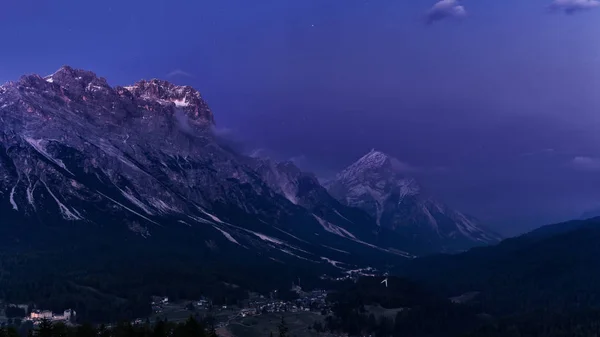 Nächtliche Berglandschaft. Italienische Dolomiten nach Sonnenuntergang. — Stockfoto