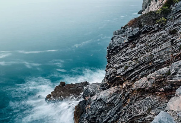波浪和岩石。蓝色的海水，火山悬崖上. — 图库照片