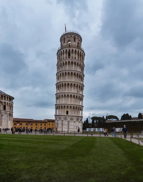 Pisa, Italia 2017 maaliskuu 18: Näkymä Pisan kaltevaan torniin Miralla — kuvapankkivalokuva