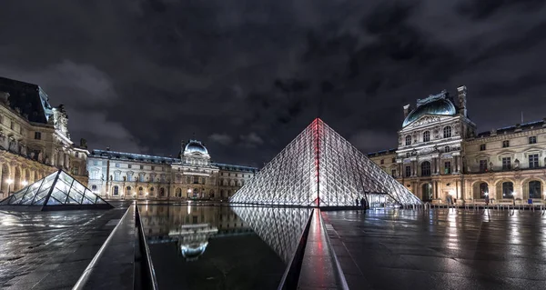 Paris, Fransa - 16 Kasım 2014: Gece görünümü Louvre muse