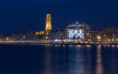 Bari sahil gece Citylights cityscape. alacakaranlıkta kıyı şeridi 