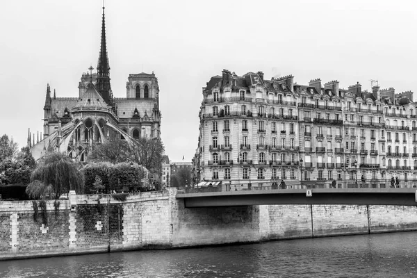 ปารีส, โบสถ์ Notre Dame และอาคารใกล้แม่น้ําซีน เมือง — ภาพถ่ายสต็อก