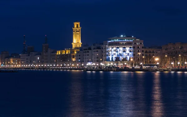 Bari tengerparti éjszakai Citylights városkép. tengerpart a twilight Jogdíjmentes Stock Fotók