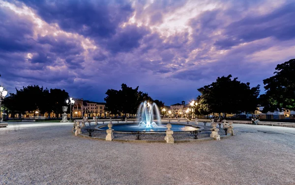 Padova pôr-do-sol roxo azul sobre a antiga Praça Prato della Valle Fotografia De Stock