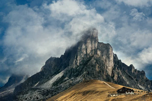 Paisaje dramático de montaña. Passo Giau, Dolomitas Italia. Desnaturalizado — Foto de Stock