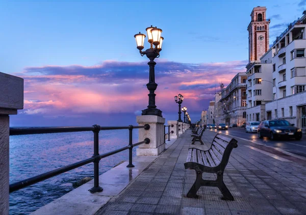 Frente al mar de Bari. Colorido atardecer increíble. Vista de la costa y la ciudad . — Foto de Stock