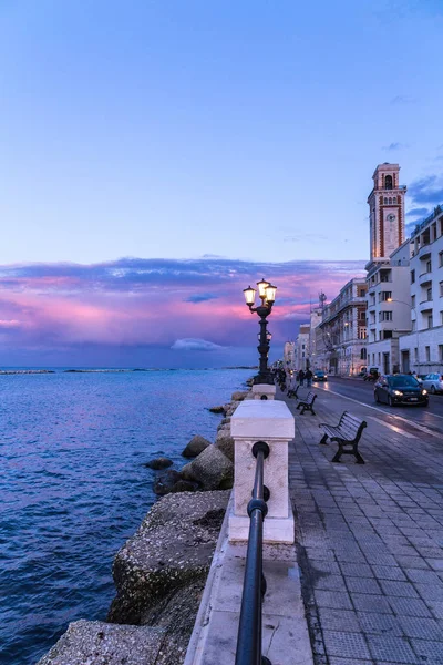 Bari vista para a cidade à beira-mar ao pôr-do-sol. Linha costeira — Fotografia de Stock