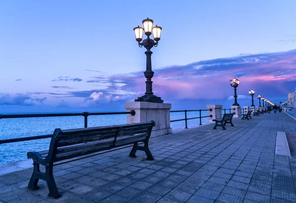 Frente al mar de Bari al atardecer Panorama del cielo púrpura y azul . — Foto de Stock