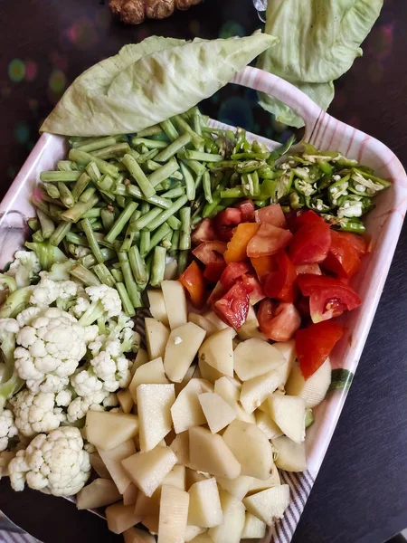 Verdure tagliate su vassoio fagioli, pomodoro, patate, cavolfiore . — Foto Stock