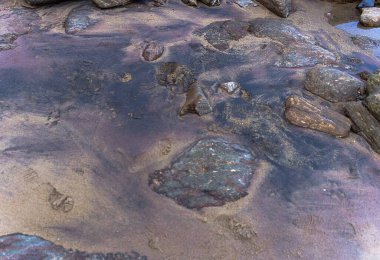 Kahverengi, siyah ve altın rengi karışık kum ve kayalık taş çok güzel görünüyor..