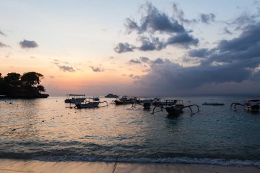 Bali, Endonezya - 12 Mayıs 2018: Nusa Lembongan 'da gün batımı