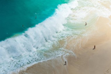 Bali, Endonezya - 12 Mayıs 2018: Kelingking Sahilinde büyük dalgalar