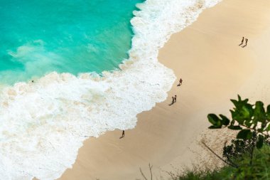 Bali, Endonezya - 12 Mayıs 2018: İnsanlar Kel 'de okyanusu izliyor