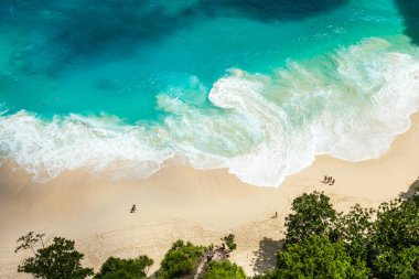 Bali, Endonezya - 12 Mayıs 2018: Turkuaz mavi okyanusunda insansız hava aracı görünümü