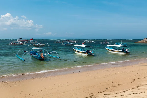 Μπαλί, Ινδονησία - 12 Μαΐου 2018: Σκάφη στην παραλία Σανούρ — Φωτογραφία Αρχείου