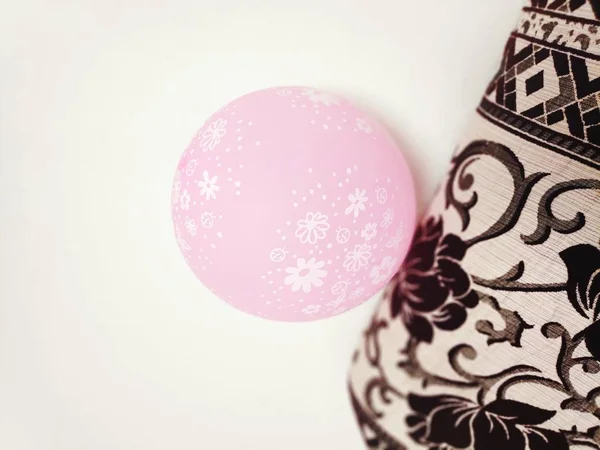 ピンクの風船1個パーティーやイベントのためのデザイン要素 気球に集中しろ — ストック写真