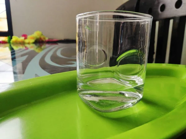 Szklanka Wody Zielonej Tacy — Zdjęcie stockowe