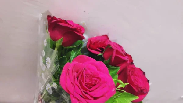 美しい赤いバラの花の花束 — ストック写真